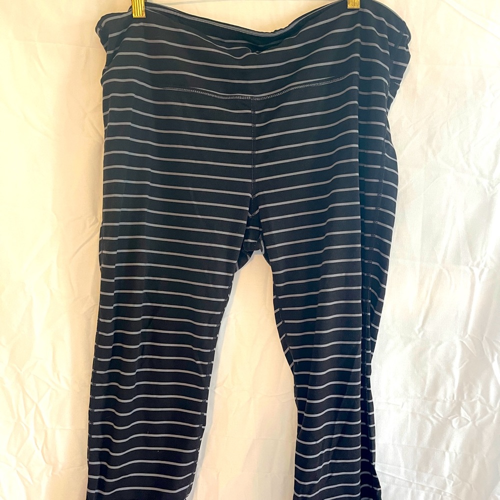 Athleta salutation cropped leggings black and grey stripe 1x